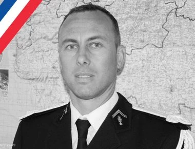 Γαλλία: «Έσβησε» ο αστυνομικός που αντάλλαξε την θέση του με ομήρους στο Τρεμπ - Ποιος ήταν (φωτό, βίντεο)